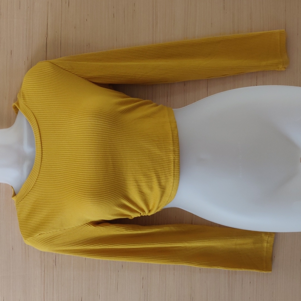 Long sleeve cropped tee